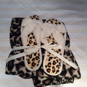Fleece slippers & throw set